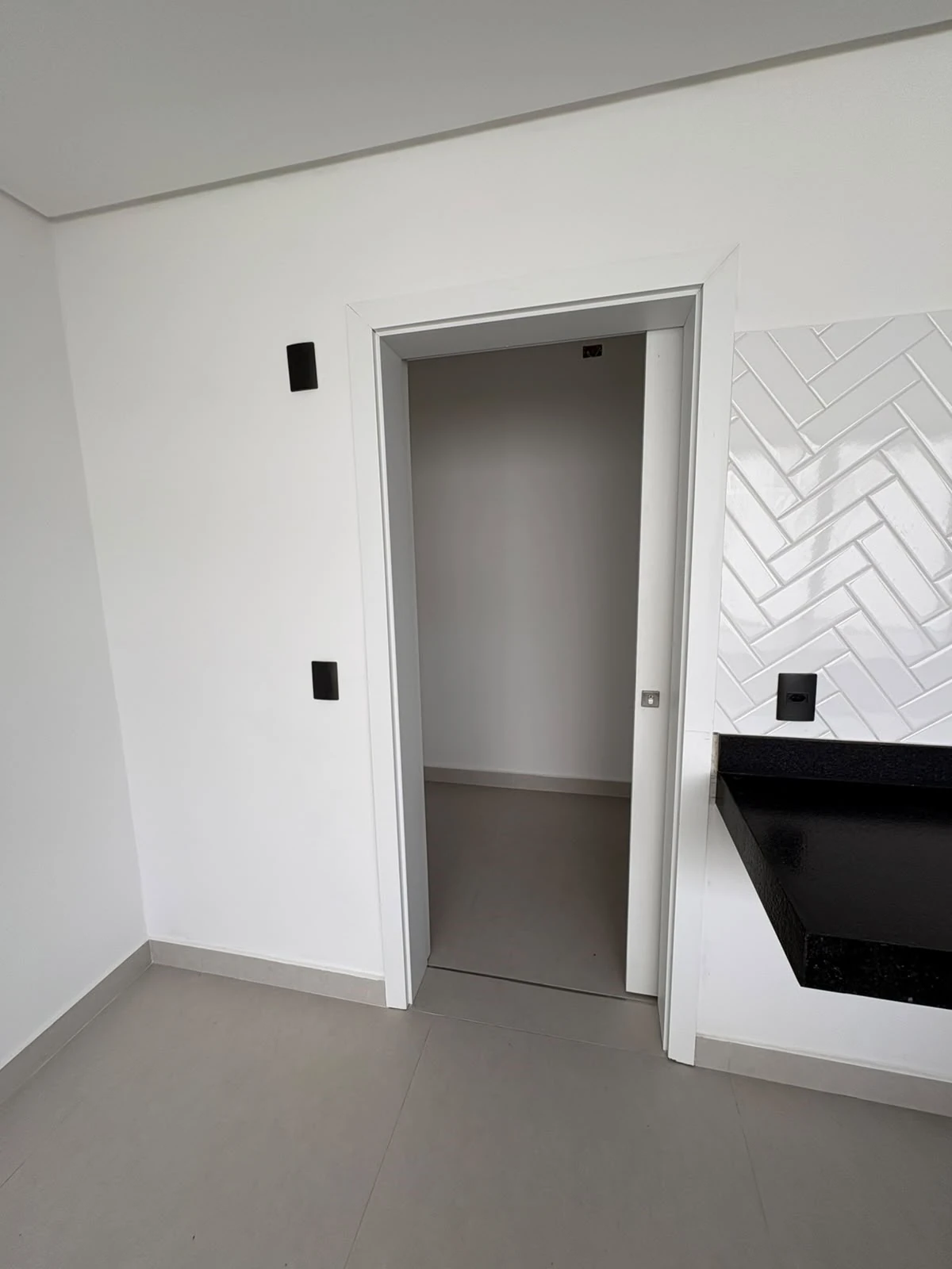 cozina e porta despensa